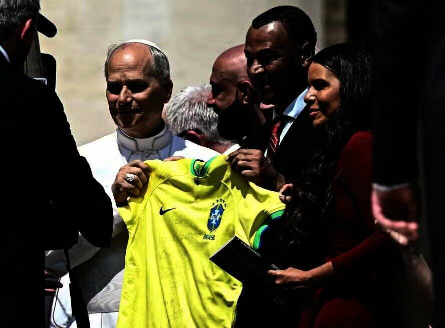 Em visita ao Vaticano, Cafu se encontra com Papa e entrega camisa do Brasil