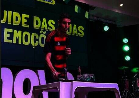 Igrejas chamam atenção ao promoverem “culto das torcidas”, com jovens vestidos com camisas de times