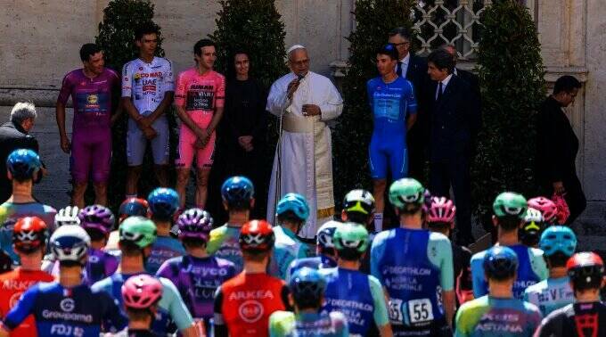 “Vocês são exemplos para os jovens em todo o mundo”, diz papa ao abençoar ciclistas do Giro d’Italia