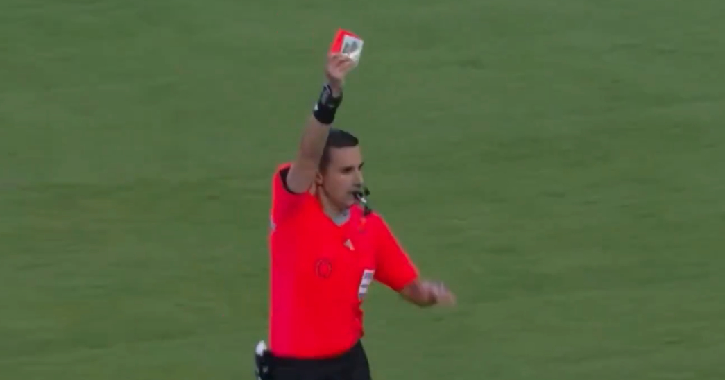 Árbitro César Ramos exibe imagem acidental ao expulsar jogador no Mundial de Clubes • Reprodução