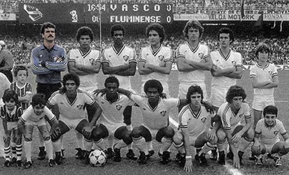Goleiro Paulo Goulart posa para foto ao ao lado dos companheiros antes da decisão contra o Vasco — Foto: Flu-Memória FFC