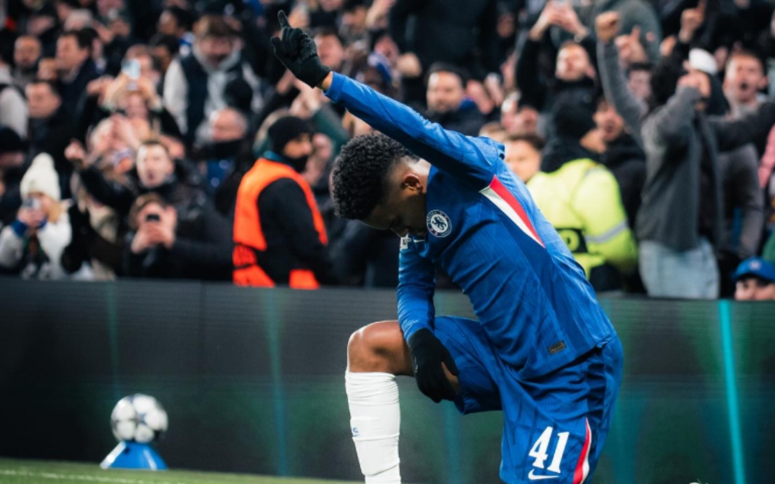 Estevão, craque da Seleção, toca bateria em igreja evangélica. Assista!