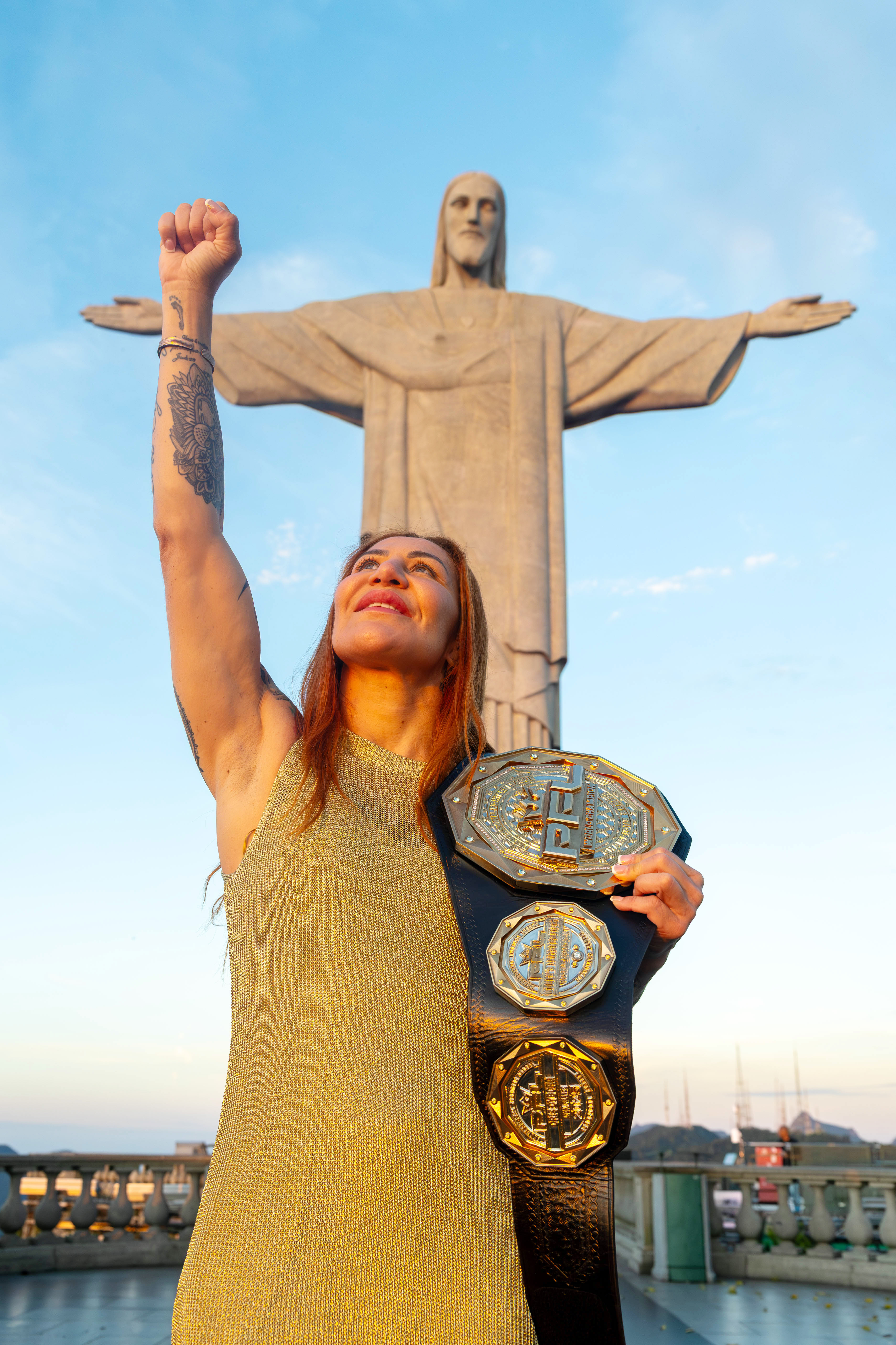 CRIS CYBORG VISITA O SANTUÁRIO CRISTO REDENTOR