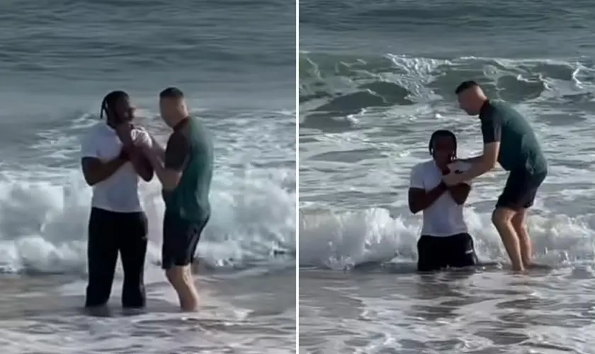 Jogador de futebol é batizado em praia na Inglaterra: ‘Sou grato a Deus’