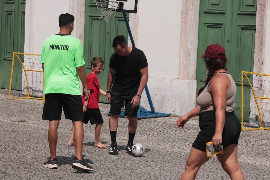 Tarde de esporte e brincadeiras reúne famílias no Centro Histórico de Santos
