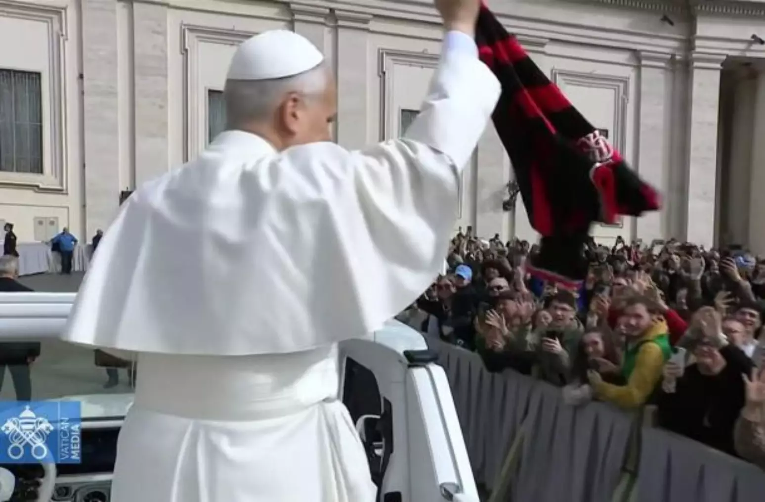 Papa Leão XIV viraliza com camisa do Flamengo durante audiência no Vaticano