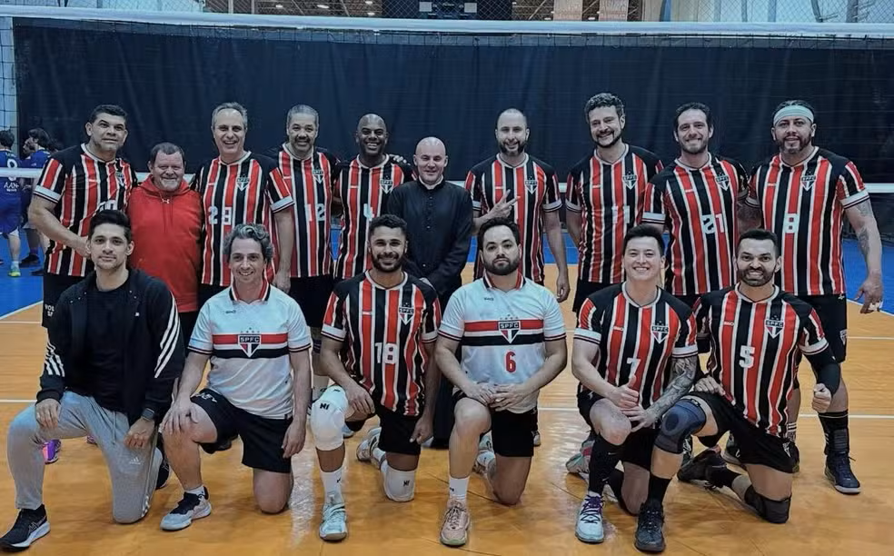 Padre dribla preconceito, joga em time master de vôlei do São Paulo e lidera projeto social esportivo