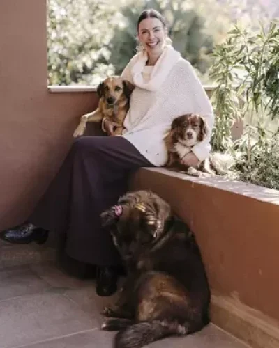 imagem-mostra-natalia-vasconcelos-em-casa-rodeada-das-suas-cachorrinhas-zaza-lua-e-mel-_1_310785
