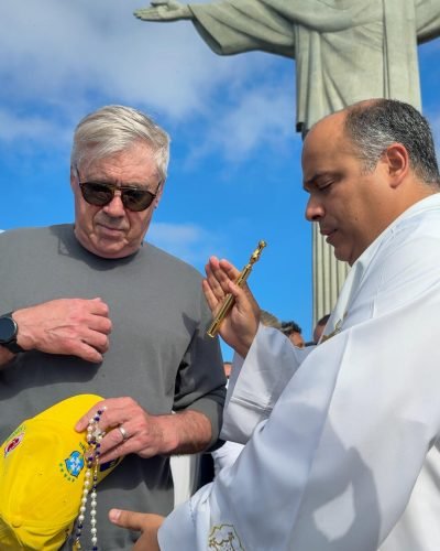 large_Padre-Omar-abençoa-Carlo-Ancelotti-Foto-Thiago-Garcez-Santuário-Cristo-Redentor-1